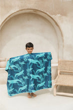 Cargar imagen en el visor de la galería, Toalla playera de microfibra Ballena Azul