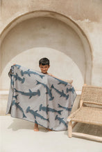 Cargar imagen en el visor de la galería, Toalla playera de microfibra Tiburón gris