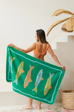 Cargar imagen en el visor de la galería, Toalla playera de microfibra Sardinas verde