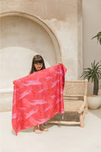 Cargar imagen en el visor de la galería, Toalla playera de microfibra Ballena Coral