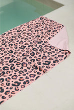 Cargar imagen en el visor de la galería, Toalla playera de microfibra Animal print