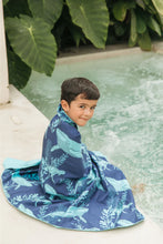 Cargar imagen en el visor de la galería, Toalla playera de microfibra Ballena Azul