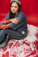 Cargar imagen en el visor de la galería, WIDE LEG JEANS CON BORDADOS CORAZÓN