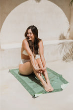 Cargar imagen en el visor de la galería, Toalla playera de microfibra Tropical Oliva