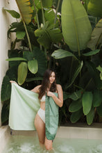 Cargar imagen en el visor de la galería, Toalla playera de microfibra Tropical Oliva