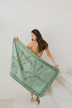 Cargar imagen en el visor de la galería, Toalla playera de microfibra Tropical Oliva