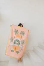 Cargar imagen en el visor de la galería, Toalla playera de microfibra Oasis coral