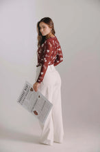 Cargar imagen en el visor de la galería, WIDE LEG JEANS CON BORDADOS CORAZÓN