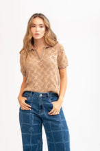 Cargar imagen en el visor de la galería, CAMISETA TIPO POLO TEJIDA CORAZON BORDADO
