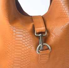 Cargar imagen en el visor de la galería, Cartera Badminton camel con broche Cobra Noir