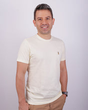 Cargar imagen en el visor de la galería, Camiseta Amarillo Claro / Regular Fit