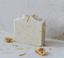 Cargar imagen en el visor de la galería, Jabón Caléndula Pieles Sensibles