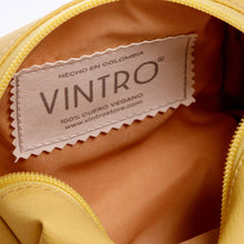 Cargar imagen en el visor de la galería, COSMETIQUERA PARA MUJER MINI PARIS AMARILLA