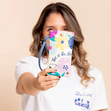 Cargar imagen en el visor de la galería, ESTUCHE DE GAFAS O CELULAR PARA MUJER SNOOPY FLORES CON PULSERA Y BROCHE