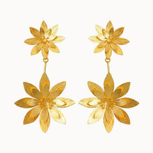 Cargar imagen en el visor de la galería, Arete Dos Flores De Loto Resiliencia