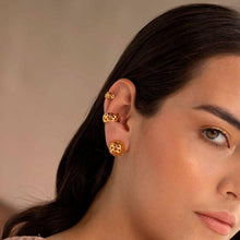 Cargar imagen en el visor de la galería, Ear cuff dorado panal Vuelo de Vida