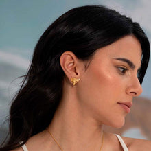 Cargar imagen en el visor de la galería, Arete topo abeja Vuelo de Vida