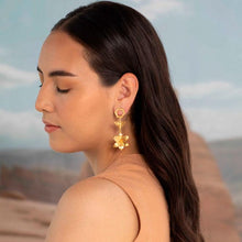 Cargar imagen en el visor de la galería, Arete Largo Tres Flores Edén (Copia)