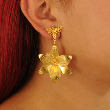 Cargar imagen en el visor de la galería, Arete dorado grande Vuelo de Vida