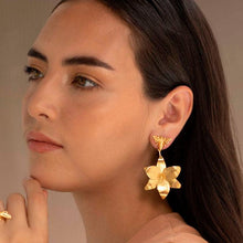 Cargar imagen en el visor de la galería, Arete dorado grande Vuelo de Vida