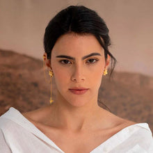 Cargar imagen en el visor de la galería, Ear cuff dorado y arete Vuelo de Vida