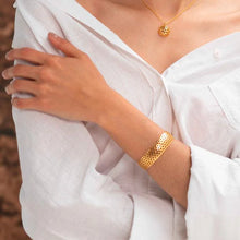 Cargar imagen en el visor de la galería, Brazalete Panal Vuelo de Vida