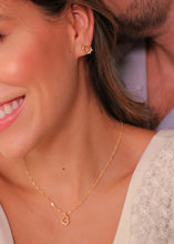 Cargar imagen en el visor de la galería, Aretes Corazón Gratitud Oro