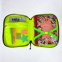 Cargar imagen en el visor de la galería, Portalibros Ciénaga funda para libros y book holder