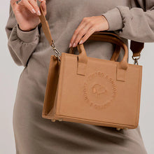 Cargar imagen en el visor de la galería, CARTERA PARA MUJER ESPAÑA MIEL SNOOPY