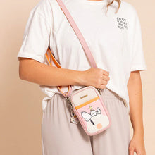 Cargar imagen en el visor de la galería, MANOS LIBRES PARA MUJER PORTUGAL ROSADO SNOOPY CON CARGADERA REMOVIBLE