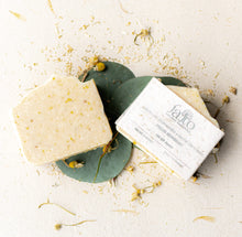 Cargar imagen en el visor de la galería, Jabón Manzanilla y Leche de Cabra Pieles Sensibles