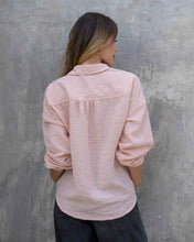 Cargar imagen en el visor de la galería, Camisa Cristina Berlín Coral