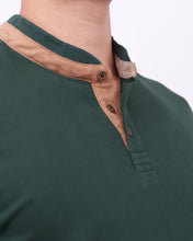 Cargar imagen en el visor de la galería, Polo Verde Militar Nerú / Regular Fit