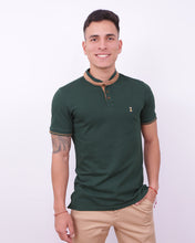 Cargar imagen en el visor de la galería, Polo Verde Militar Nerú / Regular Fit