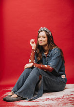 Cargar imagen en el visor de la galería, WIDE LEG JEANS CON BORDADOS CORAZÓN