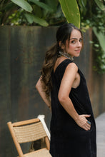 Cargar imagen en el visor de la galería, Vestido en pana corto con bolsillos - Negro