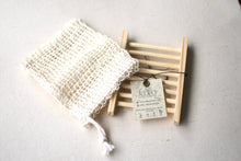 Cargar imagen en el visor de la galería, Jabonera Base de bambú y bolsa de sisal fibra natural