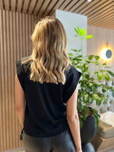 Cargar imagen en el visor de la galería, CAMISETA NEGRA
