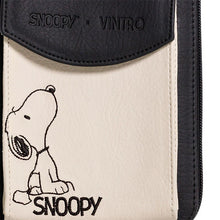 Cargar imagen en el visor de la galería, MANOS LIBRES PARA MUJER IBIZA NEGRO SNOOPY CON BOLSILLO EXTERNO Y CARGADERA REMOVIBLE