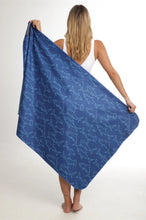 Cargar imagen en el visor de la galería, Toalla playera de microfibra Tiburón Azul