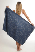 Cargar imagen en el visor de la galería, Toalla playera de microfibra Pez Espada