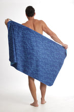 Cargar imagen en el visor de la galería, Toalla playera de microfibra Tiburón Azul