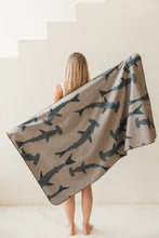 Cargar imagen en el visor de la galería, Toalla playera de microfibra Tiburón gris