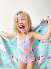 Cargar imagen en el visor de la galería, Toalla playera de microfibra Arcoíris