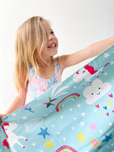 Cargar imagen en el visor de la galería, Toalla playera de microfibra Arcoíris