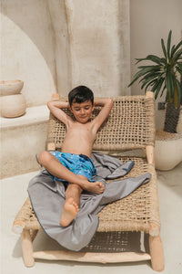 Toalla playera de microfibra Tiburón gris