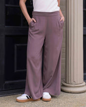 Cargar imagen en el visor de la galería, Pantalon Comfy Plane Brown
