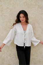 Cargar imagen en el visor de la galería, Blusa Tauro Blanco
