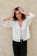 Cargar imagen en el visor de la galería, Blusa Tauro Blanco
