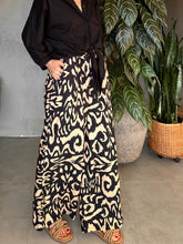 Cargar imagen en el visor de la galería, PANTALÓN NEGRO-CAMEL ESTAMPADO
